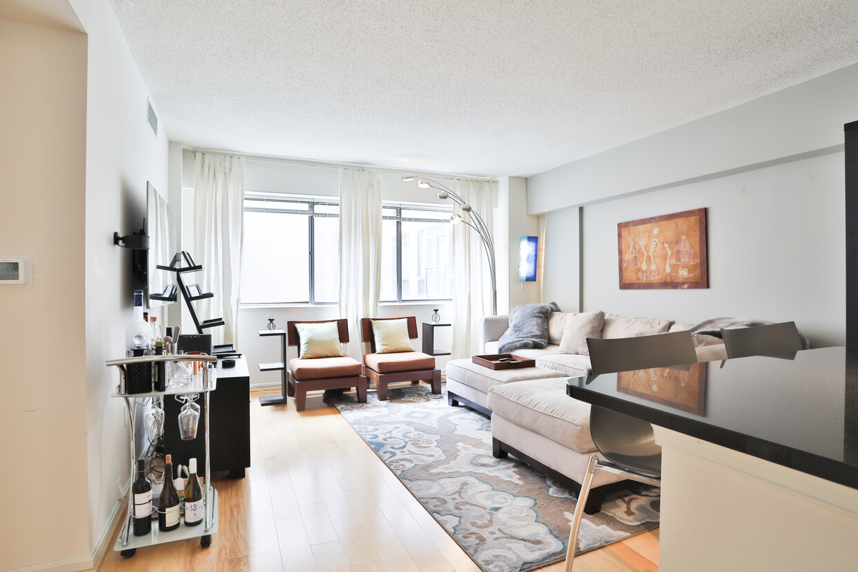 Habitación principal de la entrada - 1225 13th St NW