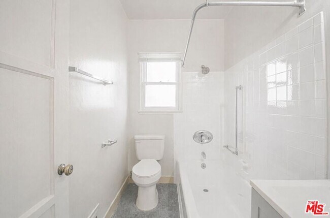 Building Photo - 400 S Kenmore Ave