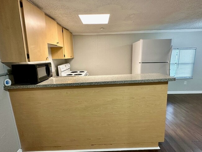 Building Photo - Duplex in Lake Wales now available!