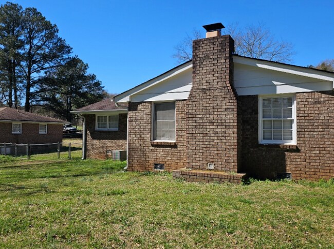 Foto del edificio - 6116 Evans Dr