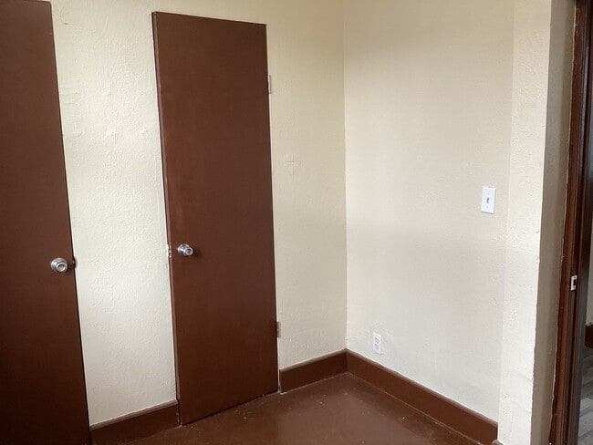 Building Photo - 2 Bedroom Upper Duplex