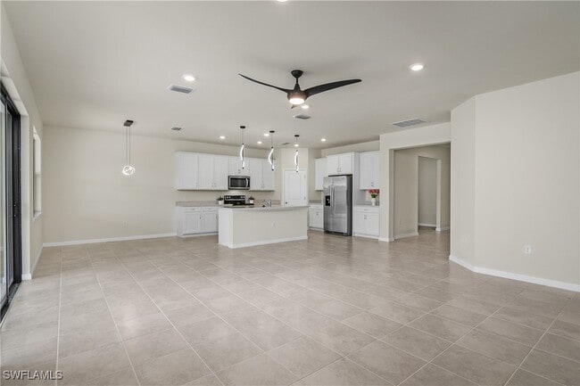 Foto del edificio - 19828 Beverly Park Rd