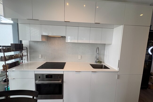 Building Photo - 185 Roehampton Ave