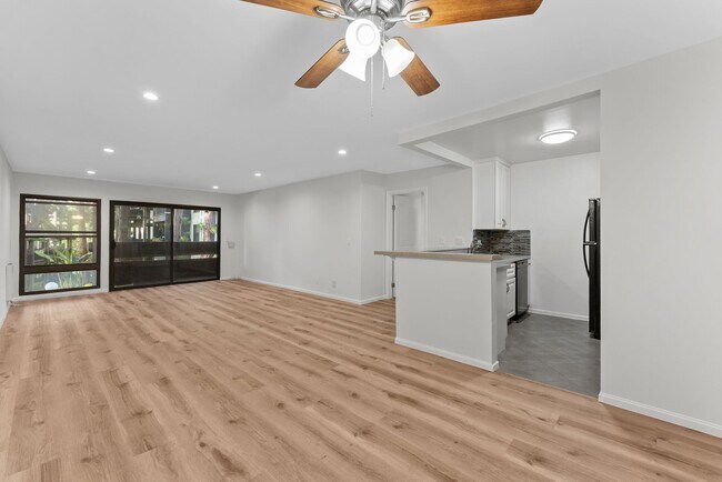 Foto del edificio - 8650 Gulana Ave