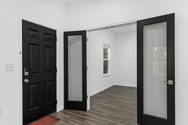 Building Photo - 1215 E 12th St