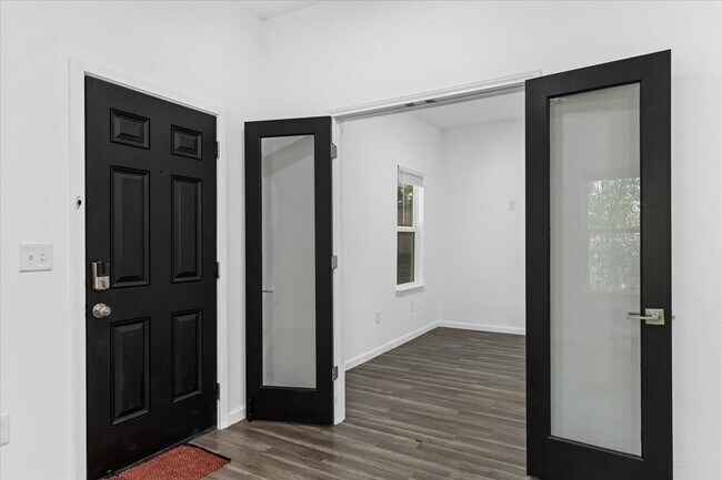 Foto del edificio - 1215 E 12th St