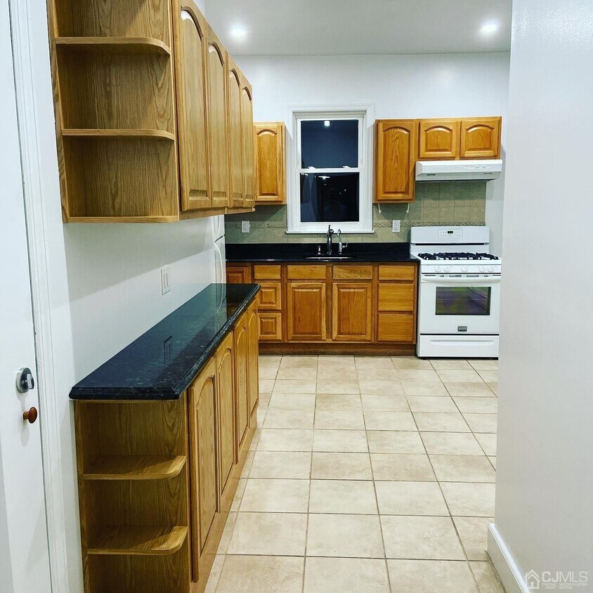 561 Walnut St Unit 1, Elizabeth, NJ 07201 Room for Rent in Elizabeth