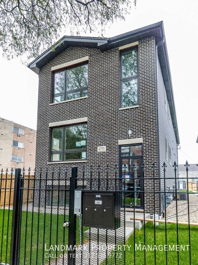 Primary Photo - 4735 S Michigan Ave
