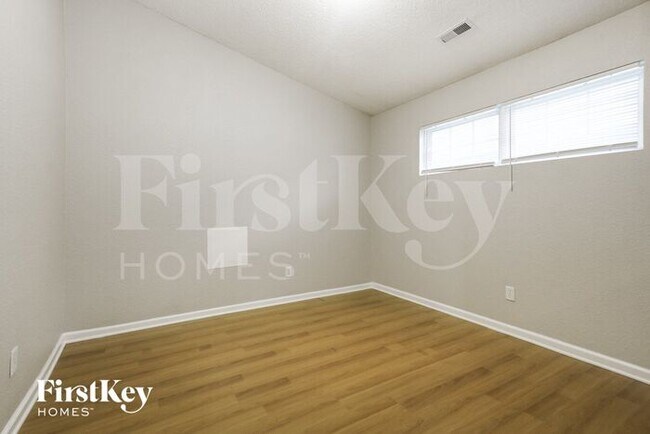 Foto del edificio - 5248 Bluff View Dr