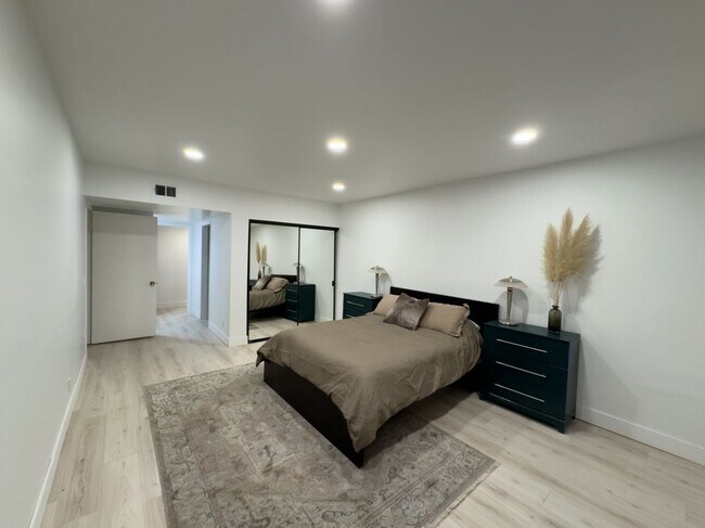 Building Photo - 2110 Palos Verdes Dr N