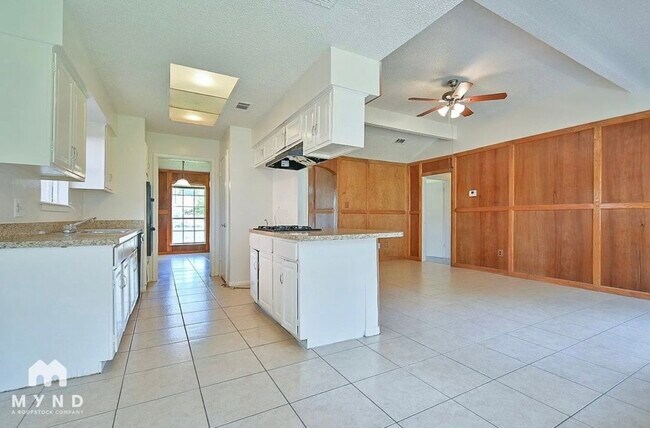 Vista de la cocina - 712 Meadowglen Dr