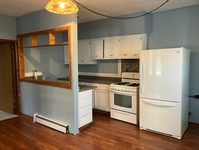 Kitchen area - 501 S Jefferson Way