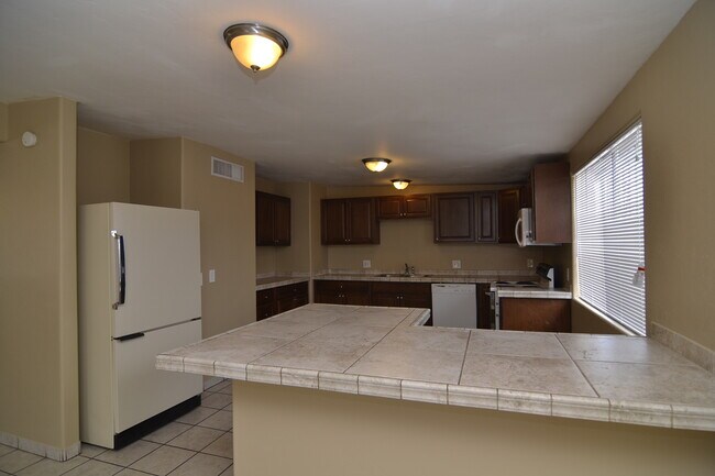 Building Photo - Spacious 4 Bedroom 2 Bath Home! Great South Tucson Location!