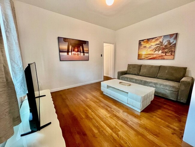Building Photo - 1144 N Hudson Ave