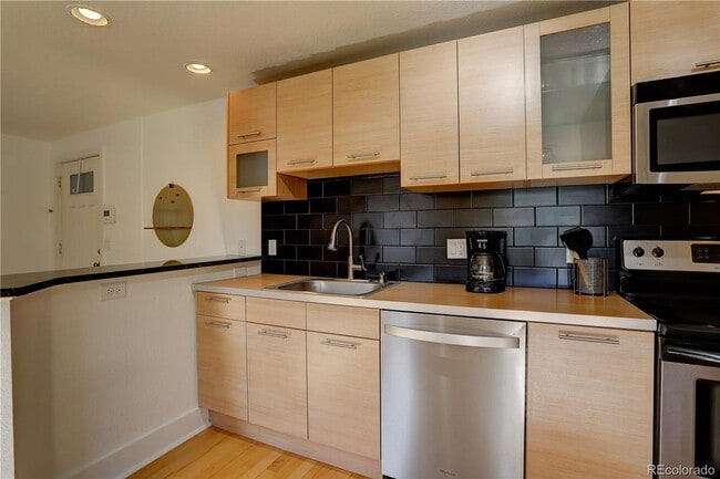 Building Photo - LOCATION LOCATION!! Open and spacious corner unit that offers abundant natural light and is conve...