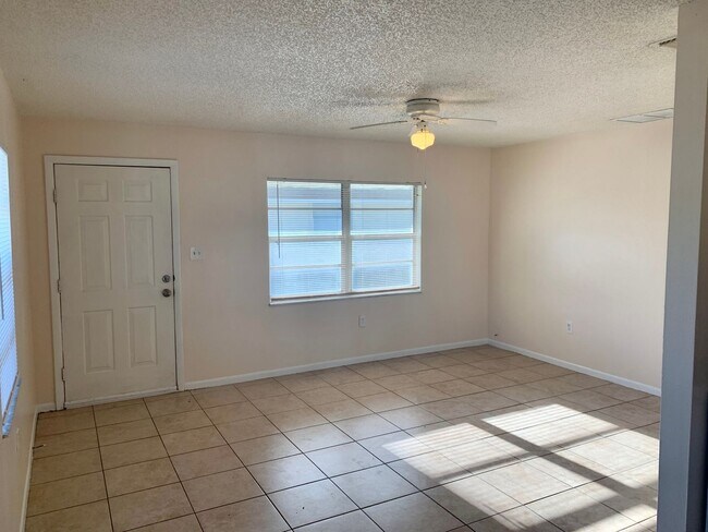 Foto del edificio - FANTASTIC LOCATION! 2 BEDROOM 1 BATH DUPLEX LOCATED IN PINELLAS PARK, FL.