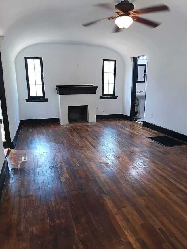Building Photo - 210 E Normandie Ave