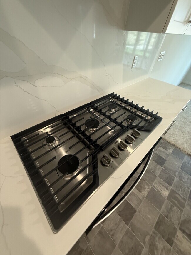 Foto del edificio - 2025 New - Fully landscaped for entertainment w/gardener included.  Solar included.