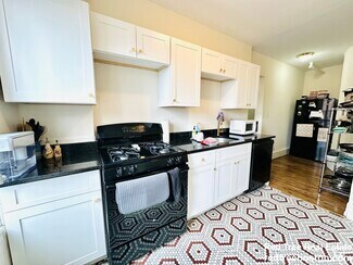 Building Photo - 466 Park Dr
