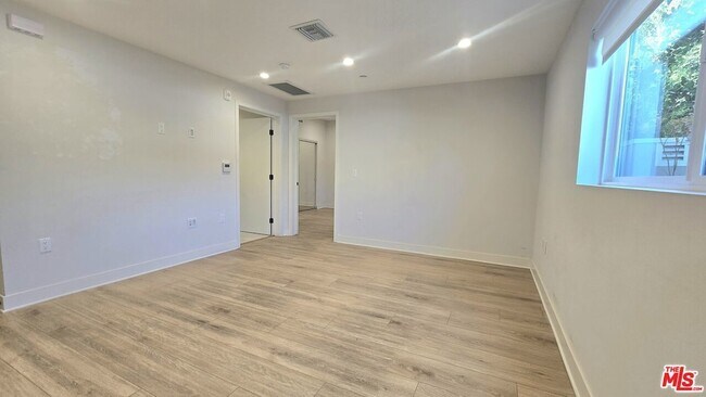 Photo - 1530 S Hayworth Ave Apartment