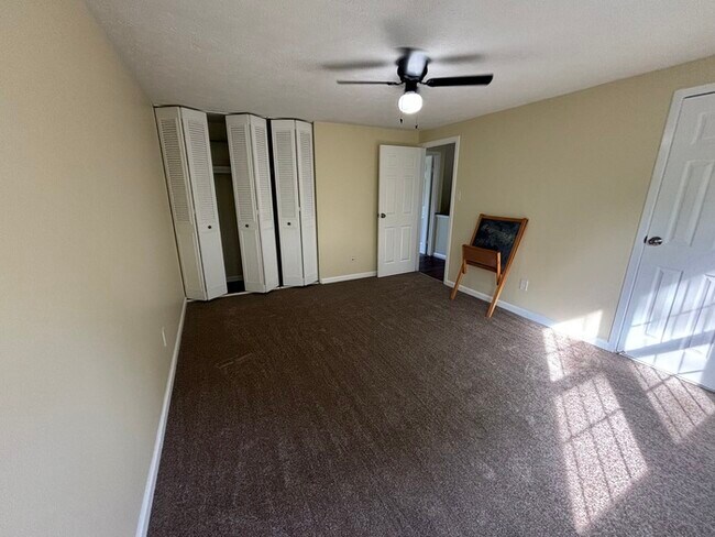 Foto del edificio - 3 bedrooms plus Den