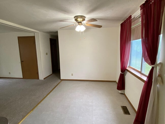 Building Photo - 813 Horseshoe Dr