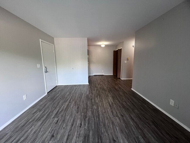 Building Photo - Spacious 1-Bedroom Apartment - Main Floor!