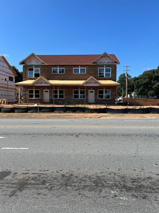 Building Photo - 615 E Main St