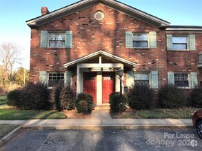 Building Photo - 1207 Green Oaks Ln