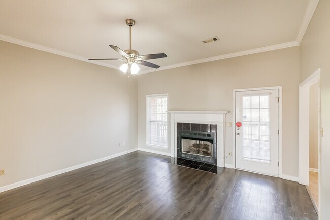 Foto del edificio - 8747 Rolling Hills Dr