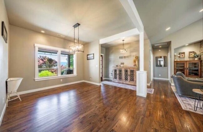 Foto del edificio - Luxury home on generous lot in the prestigious hills of East Medford!