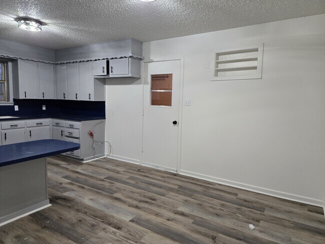 Building Photo - 1717 Ave I