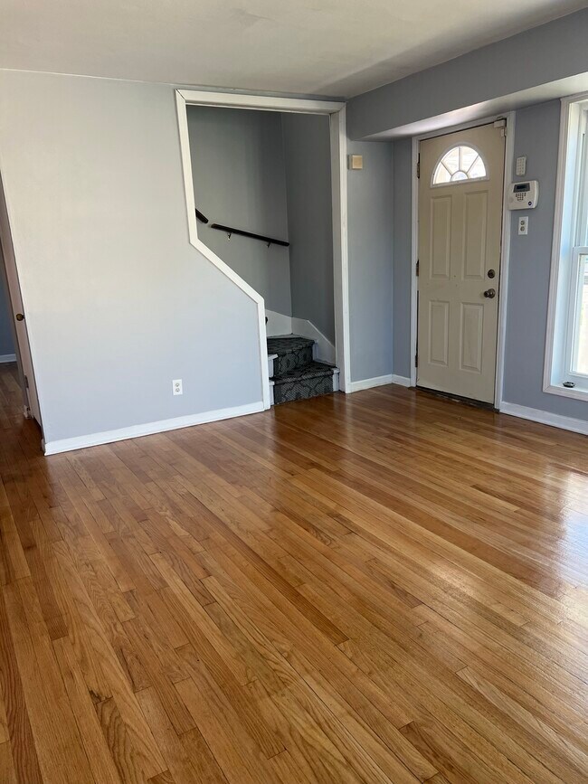 Front door entrance/Family room - 1469 Forest Ave