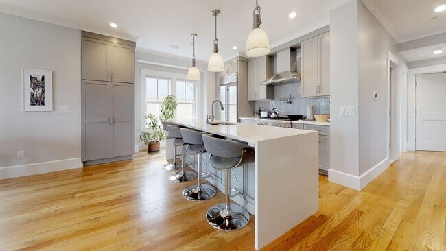 Building Photo - 8 Clyde St