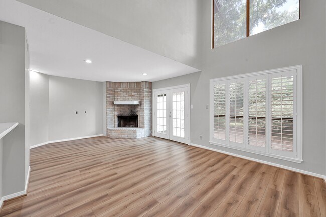Foto del edificio - 3843 Knollcrest Dr