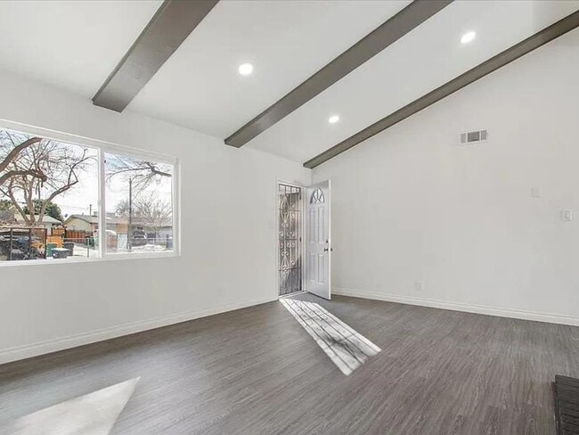 Building Photo - Beautiful  pool home home