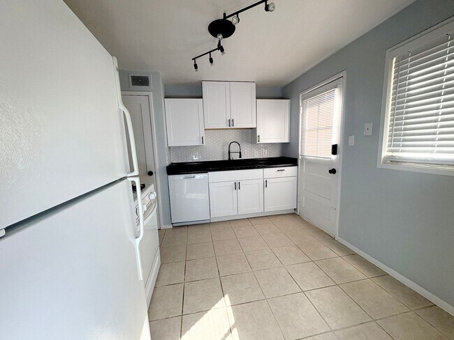Building Photo - 445 - 451 Glenview Ct.