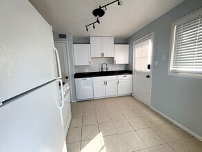 Building Photo - 449 Glen View Ct