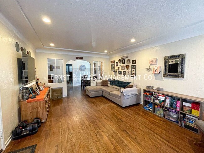 Building Photo - Historical Wrigley Area!! Lovely 2 Bedroom...