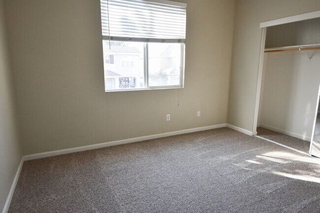 Building Photo - 1725 Dover Cir