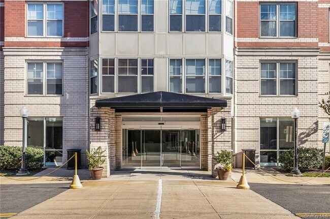 Building Photo - 300 Mamaroneck Ave