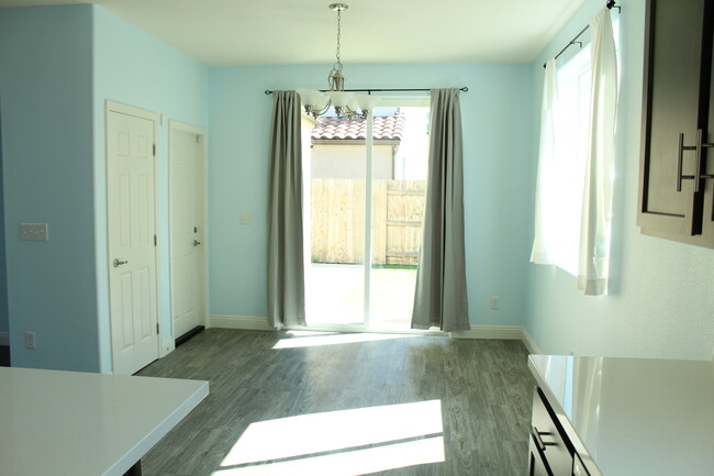 Building Photo - 4372 Ladera Dr