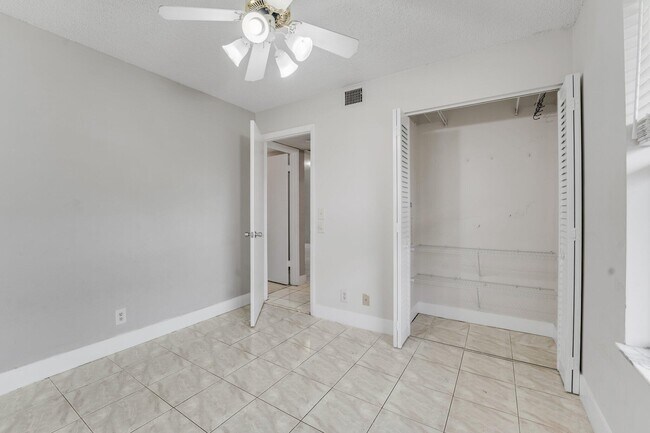 Foto del edificio - 21915 Lake Forest Cir