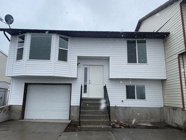 Building Photo - 3 bedroom, 1 bath unit. Newly Remodeled.