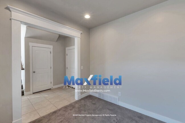 Foto del edificio - 3 BD + Office 2 BA 2 GA Luxury Townhouse  - Highland Utah - with High Speed Internet