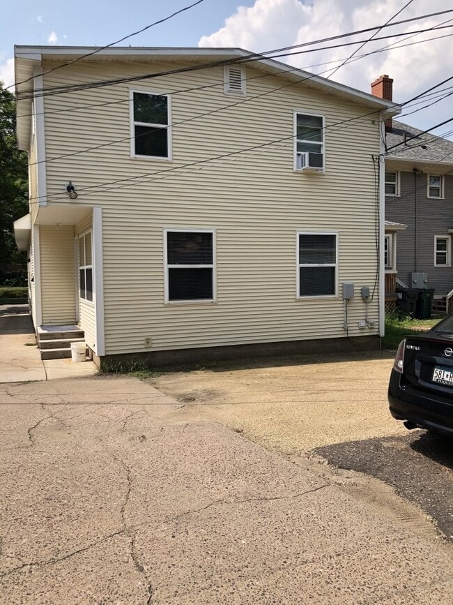 Foto del edificio - 3 Bed 1 Bath near UWEC! Available June 1st!