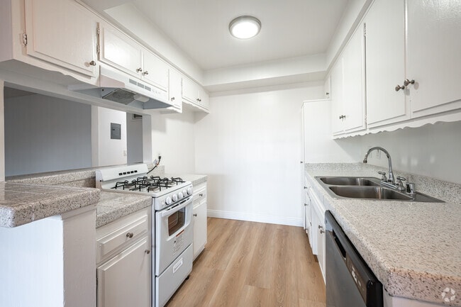 2BD, 1BA - 1,075SF - Kitchen - Oasis Apartments