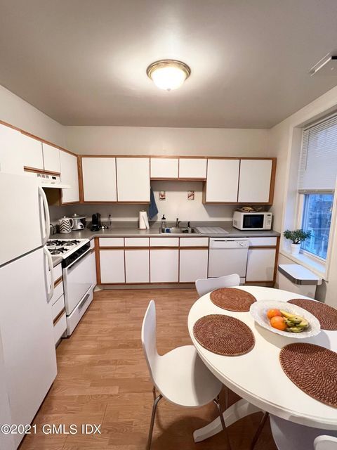 Kitchen - 225 Mill St