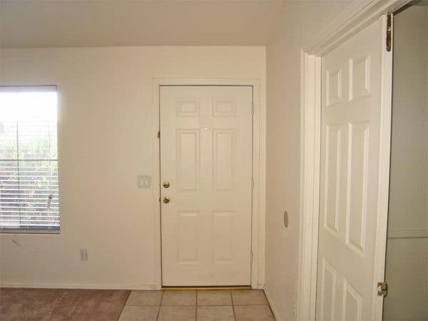 Building Photo - Great 4 bedroom 2 bathroom single level ho...