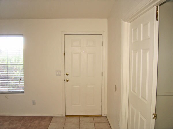Foto del edificio - Great 4 bedroom 2 bathroom single level ho...